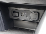 CD/DVD再生プレーヤーとフルセグTVチューナーは非搭載ですが、USB端子やAUX端子は備えています。