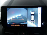 パノラミックビューモニターを装備。駐車場や交差点で周囲の安全確認をサポートします。