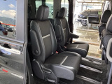 ホンダ車の低床ボディは、チャイルドシートへのお子さまの乗降や荷物の積載もスムーズ。後席にも左右分離式のアームレストがついております。ゆっくりおくつろぎいただけます。