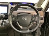 ハンドルにHondaセンシング系のクルーズコントロールやレーンキープアシストなどのスイッチと、オーディオの操作スイッチが装備されています。ハンドルから手を離さず安全に操作できます。