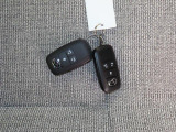 電子キーをポケットやカバンに入れているだけで、ドアの開錠・施錠が行えます。荷物を抱えていてもラクラク開閉です。エンジン始動も行えます。