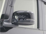 ◆ドアミラーウインカー◆ドアミラーにウインカーを装備しています。対向車に自身の進行方向を合図し安全に運転できます。