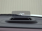 カラーヘッドアップディスプレイ付き。少ない視線移動で情報を確認できるので、運転の疲労軽減に繋がりますよ♪