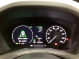 ハイブリット車専用のメーターです。右側の大型スピードメーターに加え、ステアリングスイッチを使って左のマルチインフォメーション・ディスプレイで燃費や動力伝達などの情報が見れるようになっています。