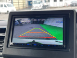 【バックカメラ】運転が苦手な方も車庫入れラクラク。ギアをリバースに入れれば自動的に切り換わりますので、面倒な操作は不要です。狭い駐車場も大切なお車を傷つけず安心です。