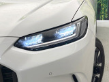 【LEDヘッドライト】悪天候や夜間走行時も良好な視界を確保し安心して運転できる高輝度LEDヘッドライトを装備!点灯速度が早く、消費電力も抑えられています。