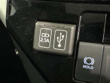 充電用USB端子付き。スマートフォンなどの充電に便利です。
