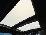 【調光パノラマルーフ】車内の解放感が一気に上がる大型パノラマルーフに調光機能がプラス!日差しが強い時、シェードを閉めなくてもガラスの透明度を調整することで心地よい明るさに♪