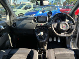 イタリア車ならではの美しさ、走りへのこだわりを感じるインテリアデザイン!