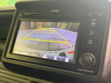 【バックカメラ】駐車時に後方がリアルタイム映像で確認できます。大型商業施設や立体駐車場での駐車時や、夜間のバック時に大活躍!運転スキルに関わらず、今や必須となった装備のひとつです!