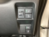 ハンドルの右側にはヘットライトリベライザーとHondaセンシング用のメインスイッチがついています。ヘッドライトリベライザーは道路状況や積荷の加重に応じてライトの高さを調節できます。
