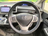 【純正革巻きステアリング】上質な革を使用することで、手にしっかり馴染みとても運転しやすいハンドルです♪