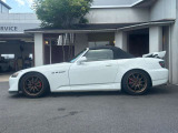 オープンカーの要である幌(ソフトトップ)は、出品にあたり新品へ交換をいたしました。スクリーン部分の視界もクリアで、雨漏りや劣化の心配もなく、これからのシーズンも快適にドライブをお楽しみいただけます。