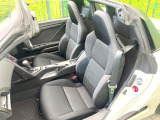 【専用スポーツシート】ホールド性に優れ、カーブ時の体が流れを抑制してくれます。また、体にフィットするから腰や背中が疲れにくく、ロングドライブや高速走行でも快適にお過ごしいただけます♪