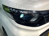 【LEDヘッドライト】悪天候や夜間走行時も良好な視界を確保し安心して運転できる高輝度LEDヘッドライトを装備!点灯速度が早く、消費電力も抑えられています。