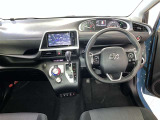運転席周りのレイアウトをご覧ください。ナビゲーションが綺麗に装着されすっきり収まってますね!