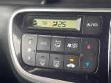 【オートエアコン】一度お好みの温度に設定すれば、車内の温度を検知し風量や温度を自動で調整。暑い&hellip;寒い&hellip;と何度もスイッチ操作をする必要はありません。快適な車内空間には必須の機能ですね♪