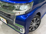 【LEDヘッドライト】悪天候や夜間走行時も良好な視界を確保し安心して運転できる高輝度LEDヘッドライトを装備!点灯速度が早く、消費電力も抑えられています。