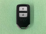 スマートキーを装備しています。鍵を差し込むことなくドアロックの開け閉めと、スタートボタン操作でのエンジンスタートができます。