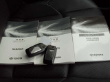 車両の取り扱い説明書とナビゲーションの取り扱い説明書は共に揃っております。