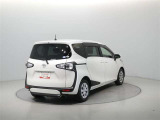 荷室には、車いすの格納に使用できる電動リフトを搭載。車いすの積みおろしも楽になります。
