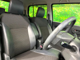 運転席まわりには十分なスペースがあり、大柄な方でもゆったり運転していただける環境です。