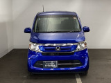車の個性が最も現れるフロントデザイン。バランスの取れたフォルムは飽きが来ず、毎日のドライブを誇らしい気持ちにさせてくれる美しさです