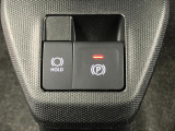 【電動パーキングブレーキ+オートブレーキホールド機能】 指先だけで簡単に操作が可能なパーキングブレーキ、スイッチを押すとブレーキペダルから足を離してもブレーキを保持できるオートブレーキホールド搭載。
