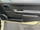 禁煙車です。 喫煙車は全体的なニオイはもちろん、天井など車内のヤニ汚れが目立ちますが、禁煙車ですからその様なダメージはありません。