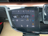 タブレット端末のようなタッチパネル式のオートエアコン採用。凹凸のない滑らかな表面で操作感を高めています。
