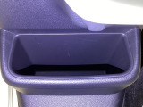足元部分にはちょっとした小物を入れるのに便利な収納BOXもあります。