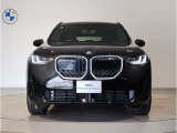 【BMWの伝統】BMWの特徴的な&ldquo;キドニーグリル&rdquo;は、80年以上続く伝統の形でございます。変わらないこだわりのデザインが、プレミアムブランド&ldquo;BMW&rdquo;を創り出します。