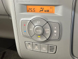 【オートエアコン】一度お好みの温度に設定すれば、車内の温度を検知し風量や温度を自動で調整。暑い&hellip;寒い&hellip;と何度もスイッチ操作をする必要はありません。快適な車内空間には必須の機能ですね♪