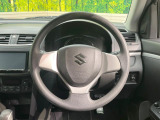 インテリアに合わせたデザインのステアリングは、運転される方のことも考え、運転しやすい形状、大きさです。是非一度、実際に触ってお確かめください。