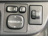 【電動格納ミラー】サイドミラーは電動格納式となっており、狭い駐車場でもキズがつくリスクを抑えられます。
