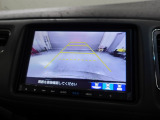 リバースギアに入れるだけで後方の表示へ切り替わります。夜間や雨の日の駐車も楽になりますよ。