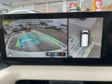 アラウンドビューモニターは、映像で白線や駐車しているクルマとの位置関係が一目でわかってスムーズに駐められます。