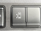 【パワースライドドア】スマートキーや運転席のスイッチでスライドドアの開閉が可能♪電動だから力を入れてドアを開ける必要が無く、小さいお子様でも、重い荷物を持っている時もラクに開け閉めできます♪