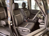 運転席は、大きな座面と包み込むような背もたれがドライバーの身体全体をしっかり支えます。上質なシート素材と座り心地のよいクッションを採用し、長時間の運転やコーナーの多い道も快適です。