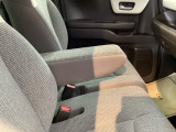 アームレストは、運転中の腕をしっかりと支えることで、疲労を大きく軽減してくれます。