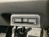 ハンドルの真下にETCがついています。高速道路の料金所の通過も楽々です。 カードの取り出しもしやすい場所についています。