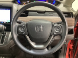 ハンドルにHondaセンシング系のクルーズコントロールやレーンキープアシストなどのスイッチと、オーディオの操作スイッチが装備されています。ハンドルから手を離さず安全に操作できます。