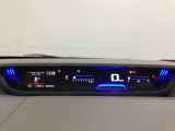デジタル表示のスピードメーターとタコメーターを大きく配した見やすいメーター部になっています。左側のインフォメーション画面でオドメーターや燃費などの情報を確認できます。