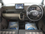 運転にかかわる様々な操作を安全に行えるように視点移動が少なく、操作性に配慮されたスイッチ類が凝縮されたコクピットです。