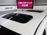 室内に心地いい解放感を。パノラマムーンルーフ付きです。キャンプで星空を眺められます!