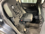 後部座席の座面を跳ね上げて固定すると、背の高い荷物を積むときにとても便利です♪