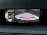 上空から俯瞰した映像で周囲の状況を確認出来る360&deg;ビューモニターです。これなら狭い駐車場でも安心ですね。また、隠れたお子様やいつの間にか置かれたカートも確認出来ますね。