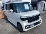 自社整備工場で点検整備をおこなってからお渡ししています。車検が残っている場合は『12ヶ月点検整備』を、車検整備付きの場合は『車検整備』をおこないます。整備費用は車両本体価格に含まれています。