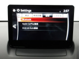 Apple Carplay・Android Auto対応!マツダ コネクト(コマンダーコントロール)でスマートフォンを操作して、通話、音楽を聴いたり、マップで目的地を調べることができます。
