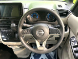 インテリアに合わせたデザインのステアリングは、運転される方のことも考え、運転しやすい形状、大きさです。是非一度、実際に触ってお確かめください。